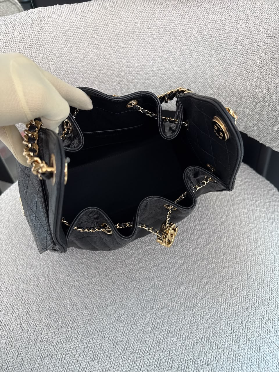 BLACK GRAINED CALFSKIN AND GOLD TONE METAL CHANEL 25 SMALL HANDBAG