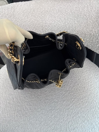 BLACK GRAINED CALFSKIN AND GOLD TONE METAL CHANEL 25 SMALL HANDBAG