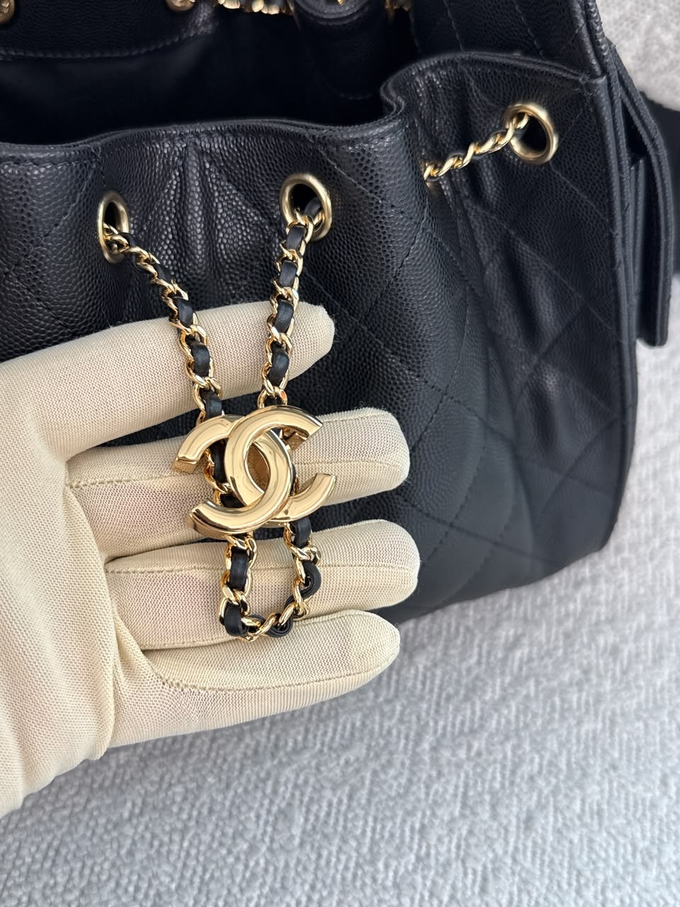 BLACK GRAINED CALFSKIN AND GOLD TONE METAL CHANEL 25 SMALL HANDBAG