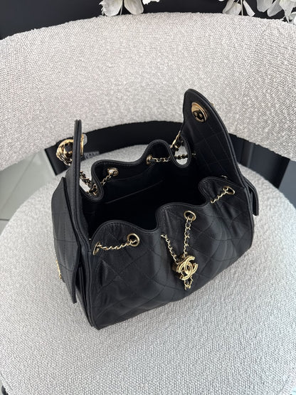 BLACK GRAINED CALFSKIN AND GOLD TONE METAL CHANEL 25 SMALL HANDBAG
