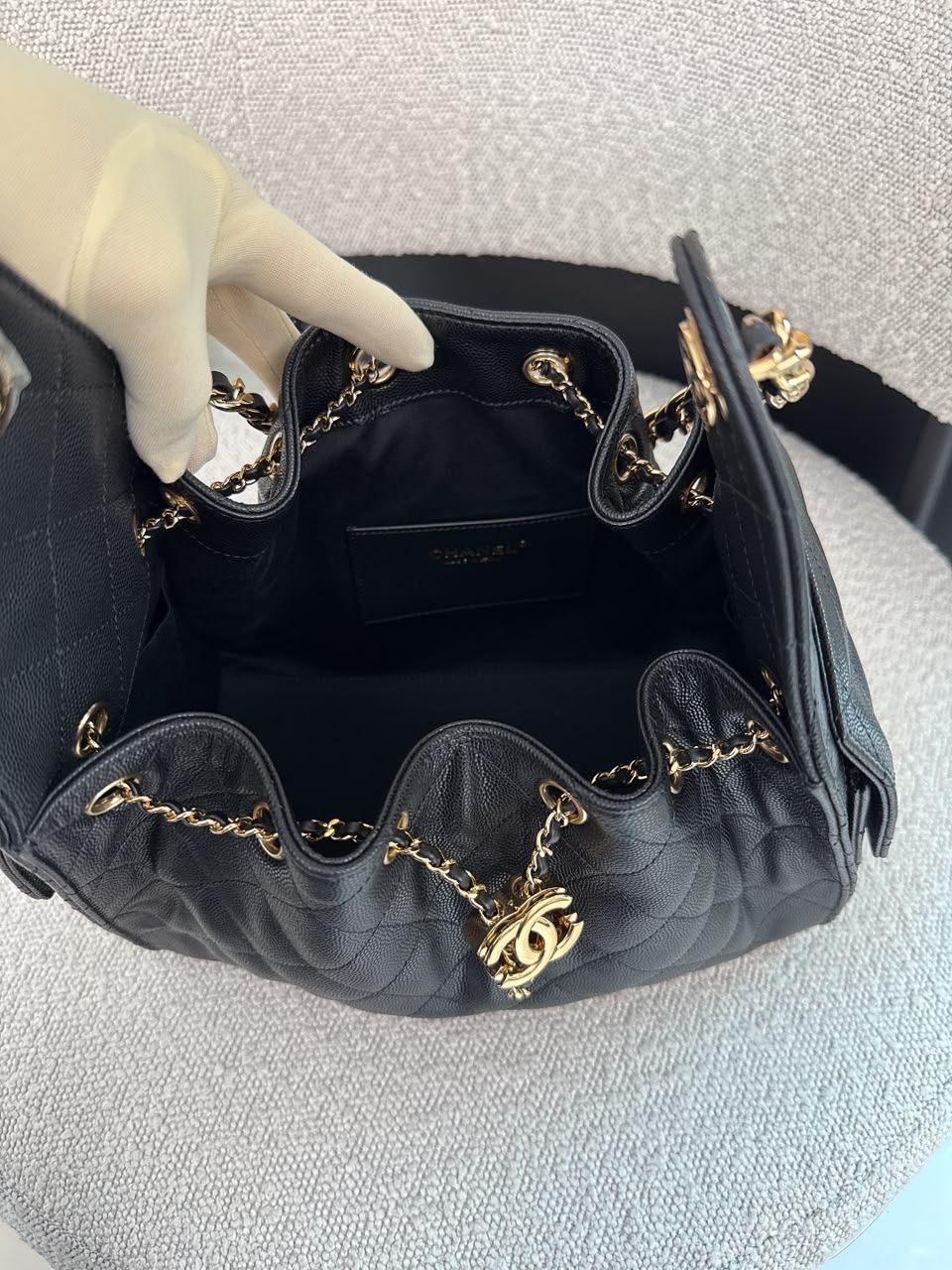 BLACK GRAINED CALFSKIN AND GOLD TONE METAL CHANEL 25 SMALL HANDBAG