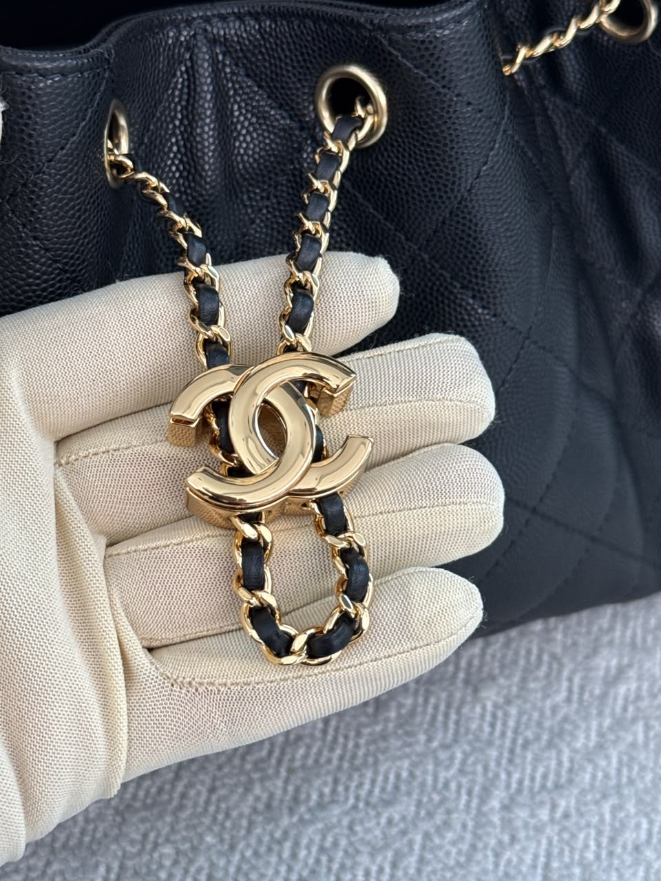 BLACK GRAINED CALFSKIN AND GOLD TONE METAL CHANEL 25 SMALL HANDBAG
