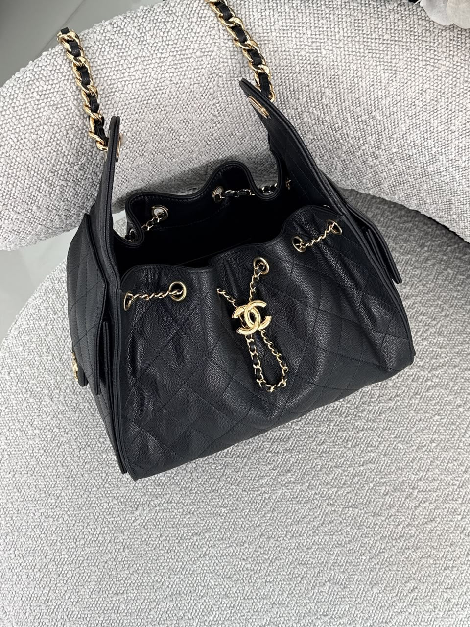 BLACK GRAINED CALFSKIN AND GOLD TONE METAL CHANEL 25 SMALL HANDBAG