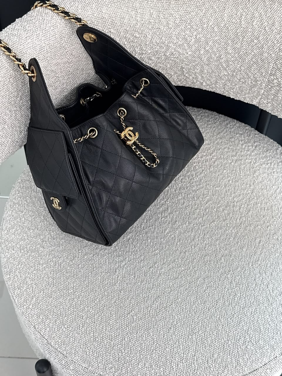 BLACK GRAINED CALFSKIN AND GOLD TONE METAL CHANEL 25 SMALL HANDBAG