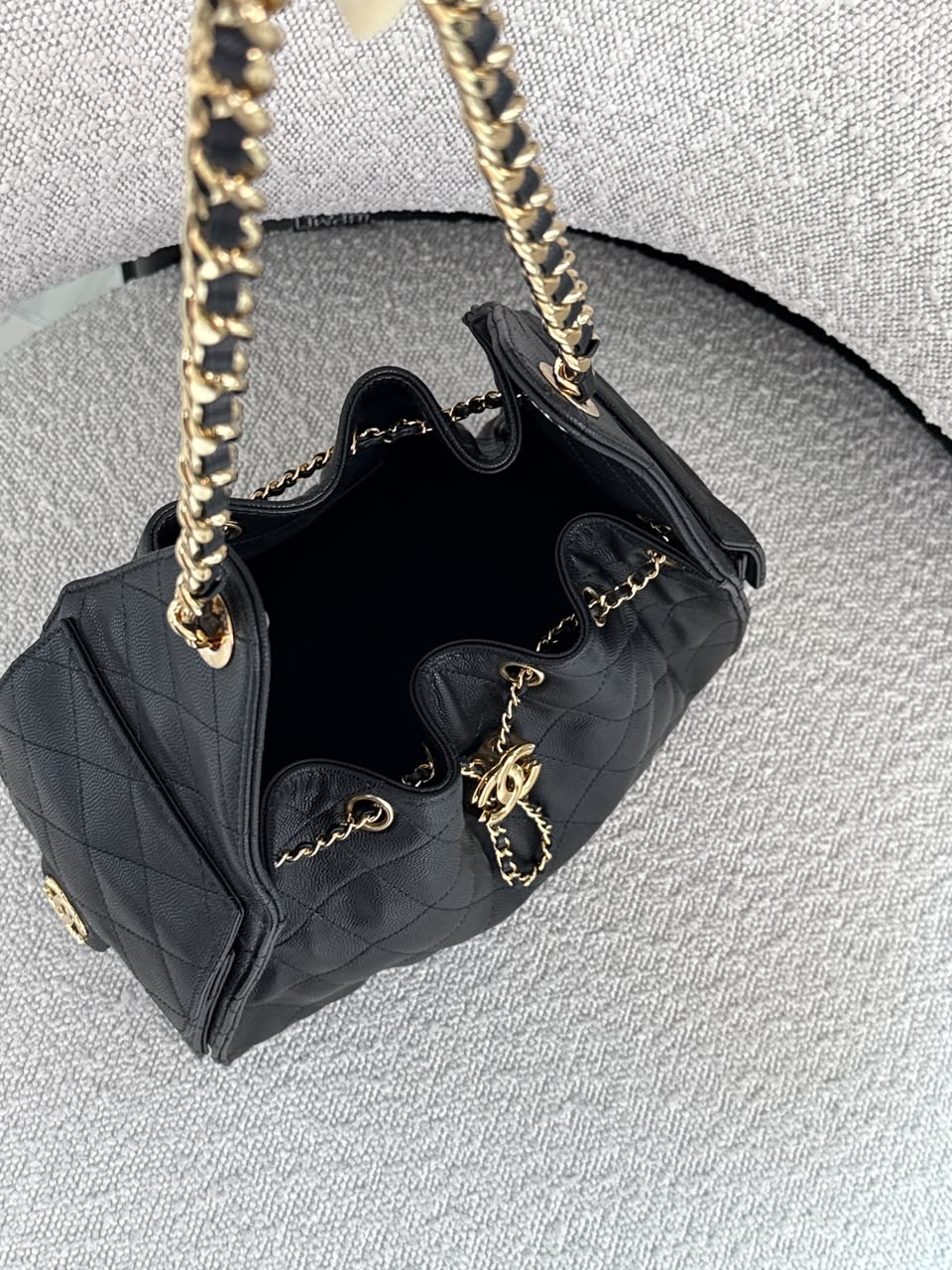 BLACK GRAINED CALFSKIN AND GOLD TONE METAL CHANEL 25 SMALL HANDBAG