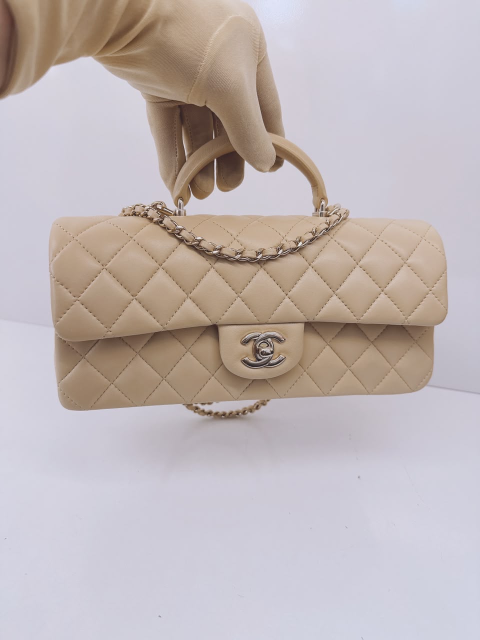BEIGE QUILTED LAMBSKIN LEATHER CLASSIC TOP HANDLE EAST WEST FLAP GOLD-TONE HARDWARE BAG