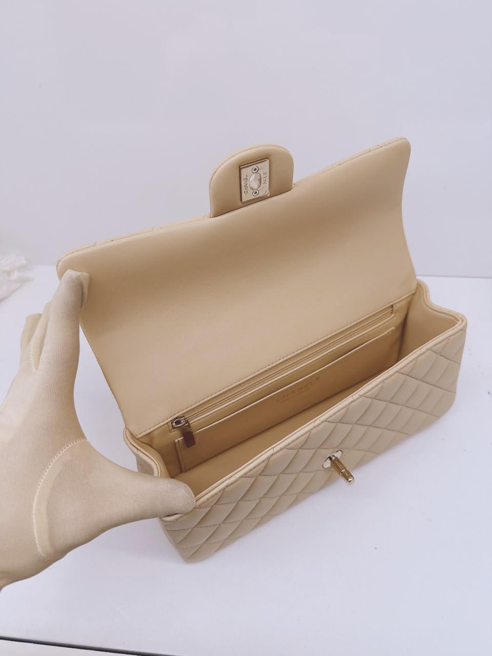 BEIGE QUILTED LAMBSKIN LEATHER CLASSIC TOP HANDLE EAST WEST FLAP GOLD-TONE HARDWARE BAG