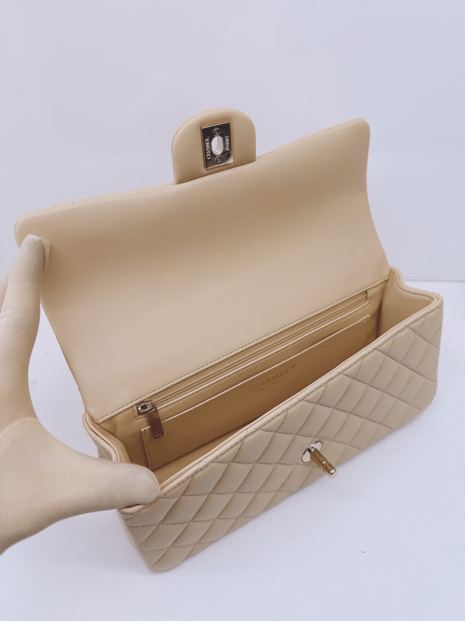 BEIGE QUILTED LAMBSKIN LEATHER CLASSIC TOP HANDLE EAST WEST FLAP GOLD-TONE HARDWARE BAG