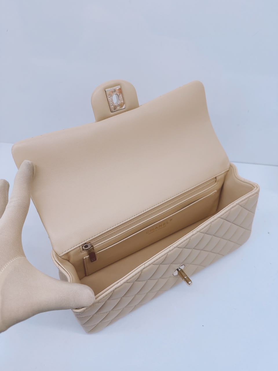 BEIGE QUILTED LAMBSKIN LEATHER CLASSIC TOP HANDLE EAST WEST FLAP GOLD-TONE HARDWARE BAG