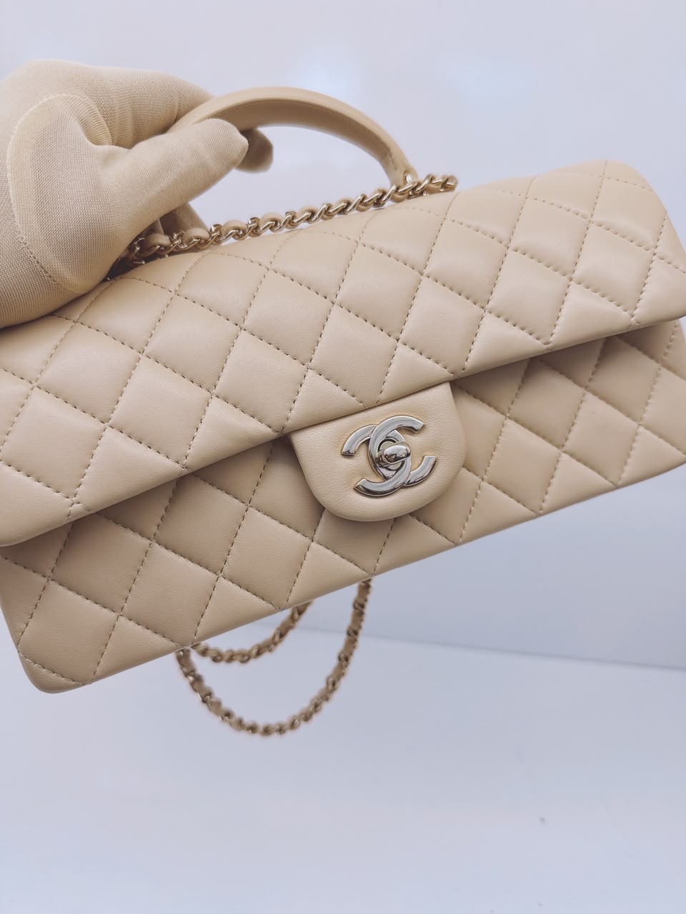 BEIGE QUILTED LAMBSKIN LEATHER CLASSIC TOP HANDLE EAST WEST FLAP GOLD-TONE HARDWARE BAG