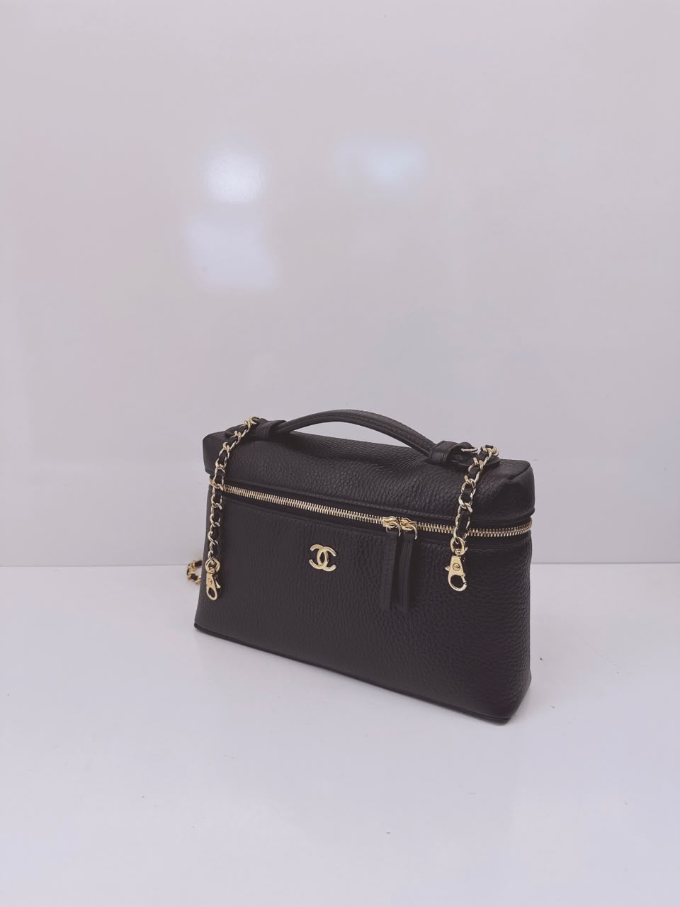 BLACK GRAINED CALFSKIN LEATHER LARGE VANITY WITH GOLD-TONE CHAIN
