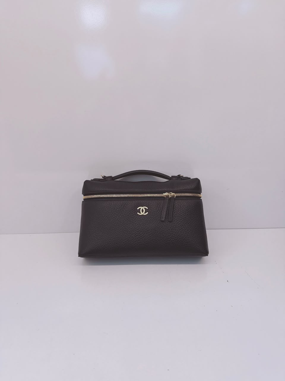 BLACK GRAINED CALFSKIN LEATHER LARGE VANITY WITH GOLD-TONE CHAIN