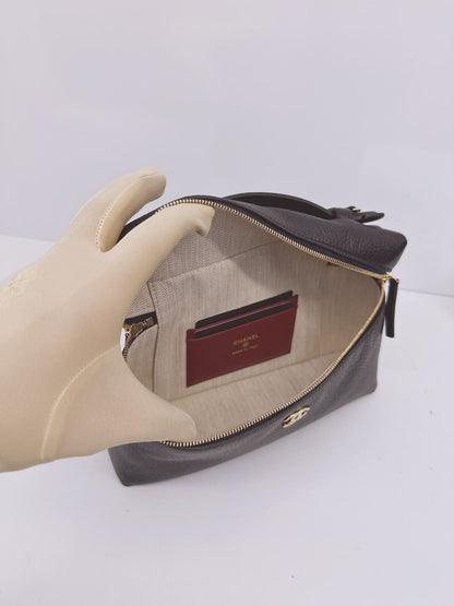 BLACK GRAINED CALFSKIN LEATHER LARGE VANITY WITH GOLD-TONE CHAIN