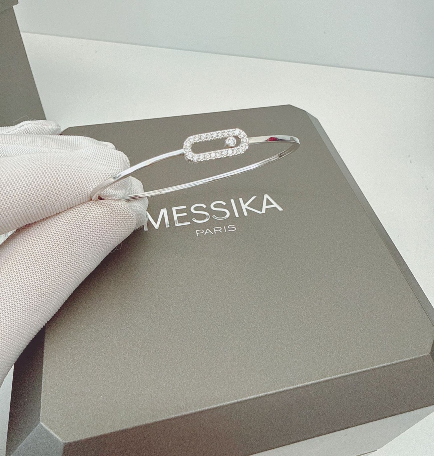 18K WHITE GOLD MOVE UNO DIAMOND BANGLE, SMALL MODEL