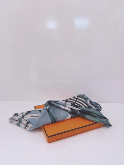GRIS BLEUTE/BLEU MARINE/VERT CYPRES CARRE 70 MORS A JOUETS CHEMISE SCARF