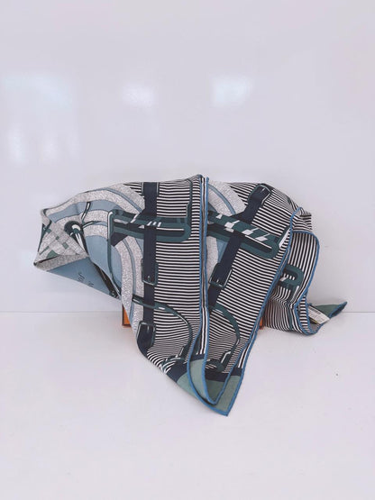 GRIS BLEUTE/BLEU MARINE/VERT CYPRES CARRE 70 MORS A JOUETS CHEMISE SCARF