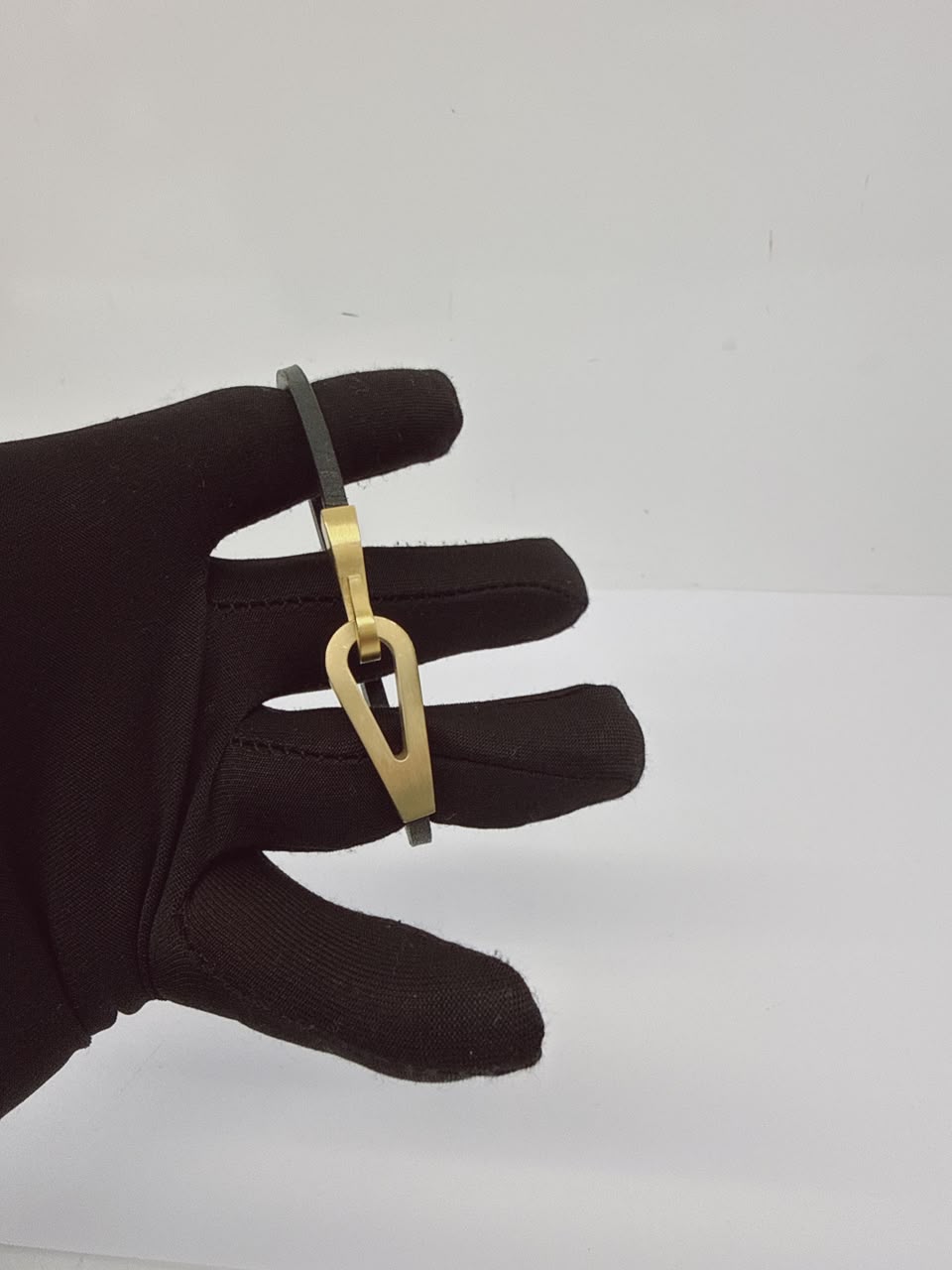 BLACK JUMBO HOOK BRACELET GOLD TONE HARDWARE