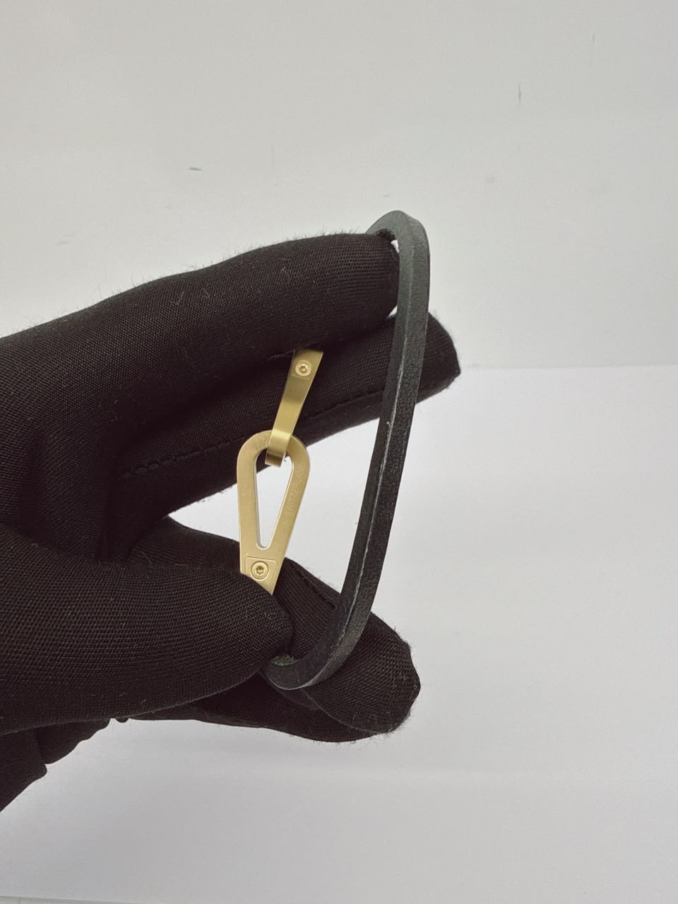 BLACK JUMBO HOOK BRACELET GOLD TONE HARDWARE