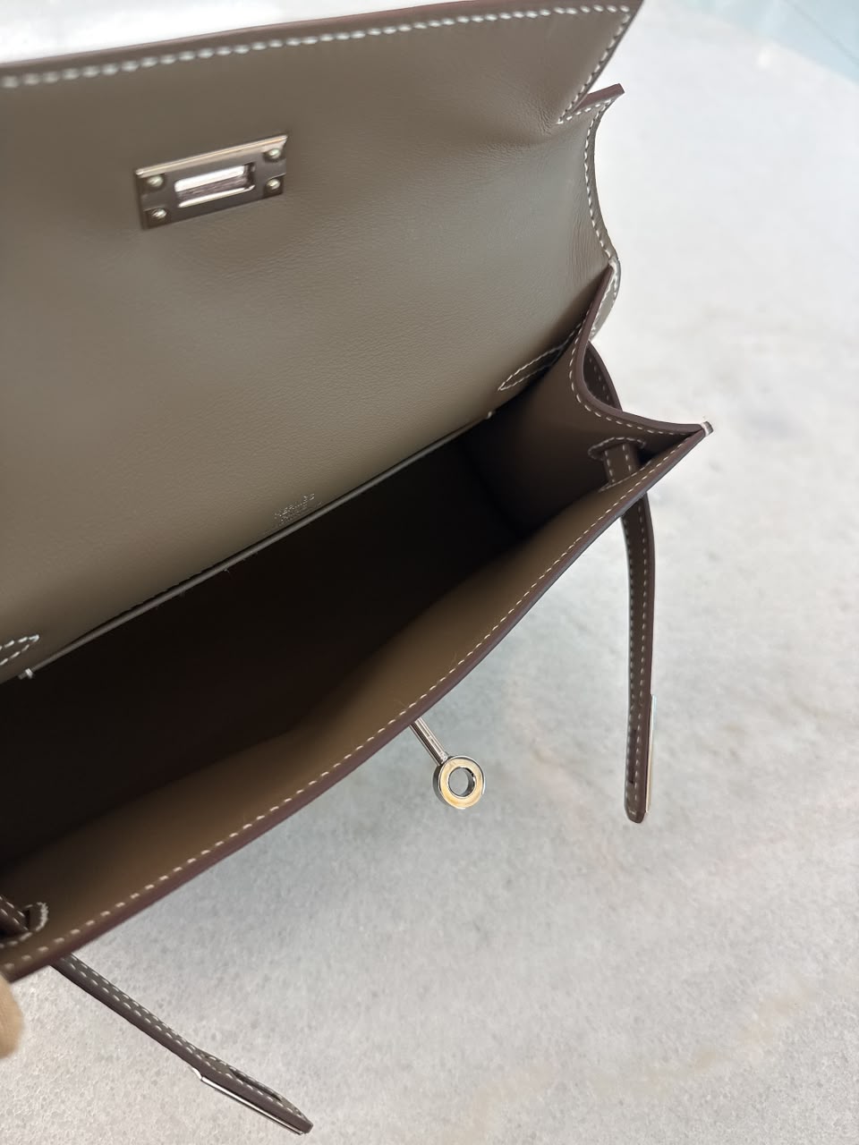 ETOUPE KELLY POCHETTE SWIFT LEATHER PALLADIUM HARDWARE