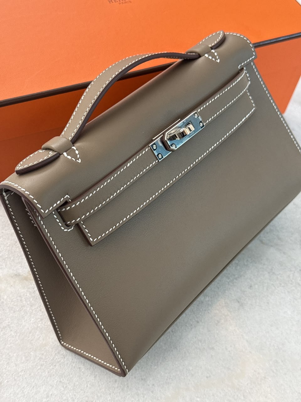 ETOUPE KELLY POCHETTE SWIFT LEATHER PALLADIUM HARDWARE