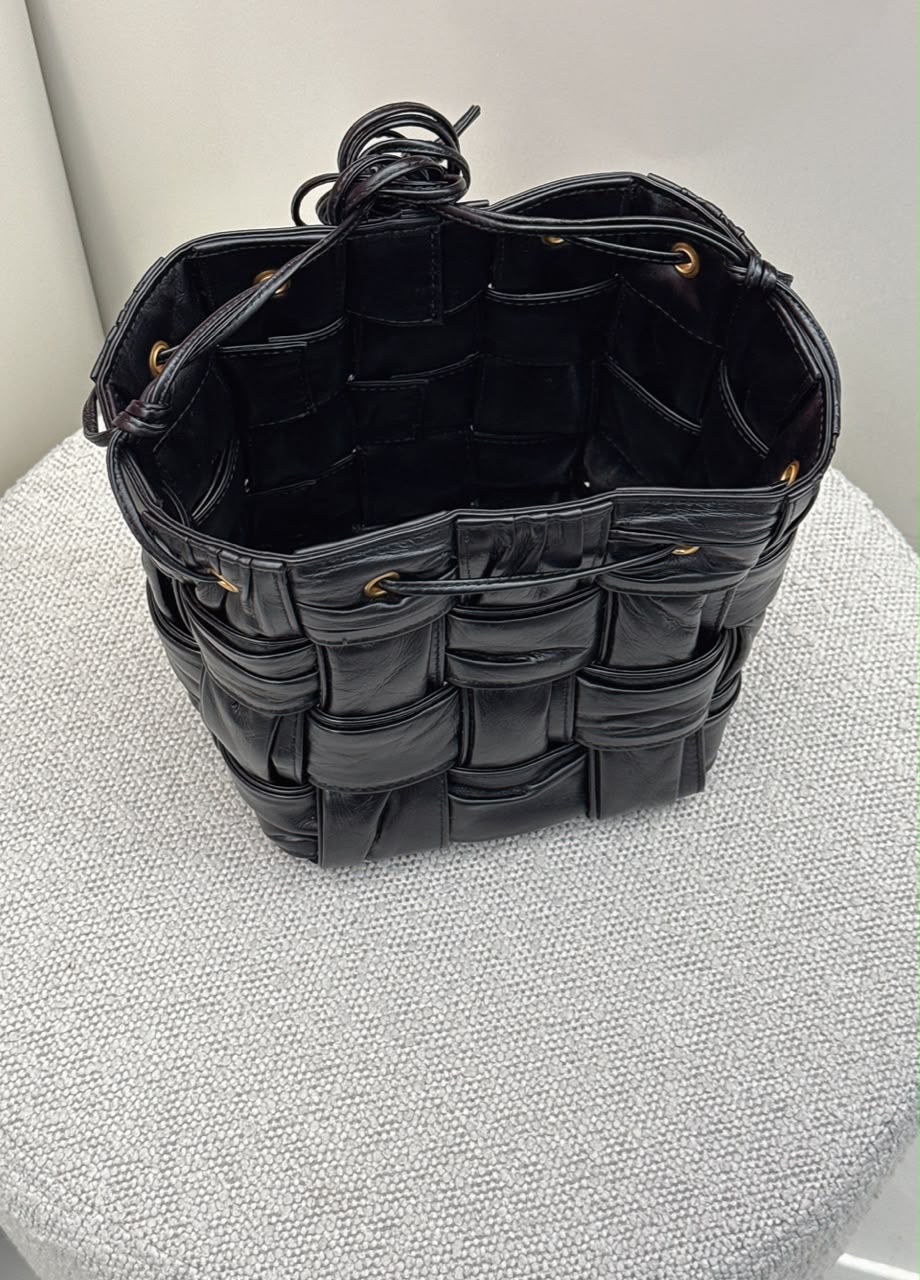BLACK PLISSE INTRECCIATO LEATHER SMALL CASSETTE BUCKET BAG
