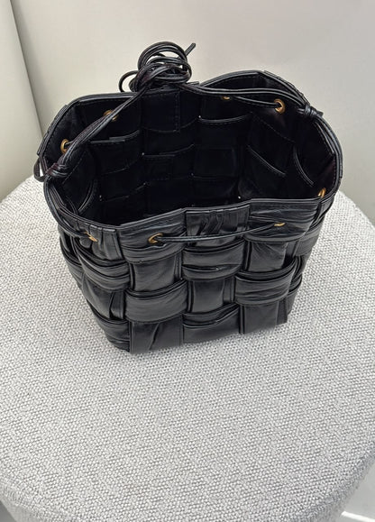 BLACK PLISSE INTRECCIATO LEATHER SMALL CASSETTE BUCKET BAG