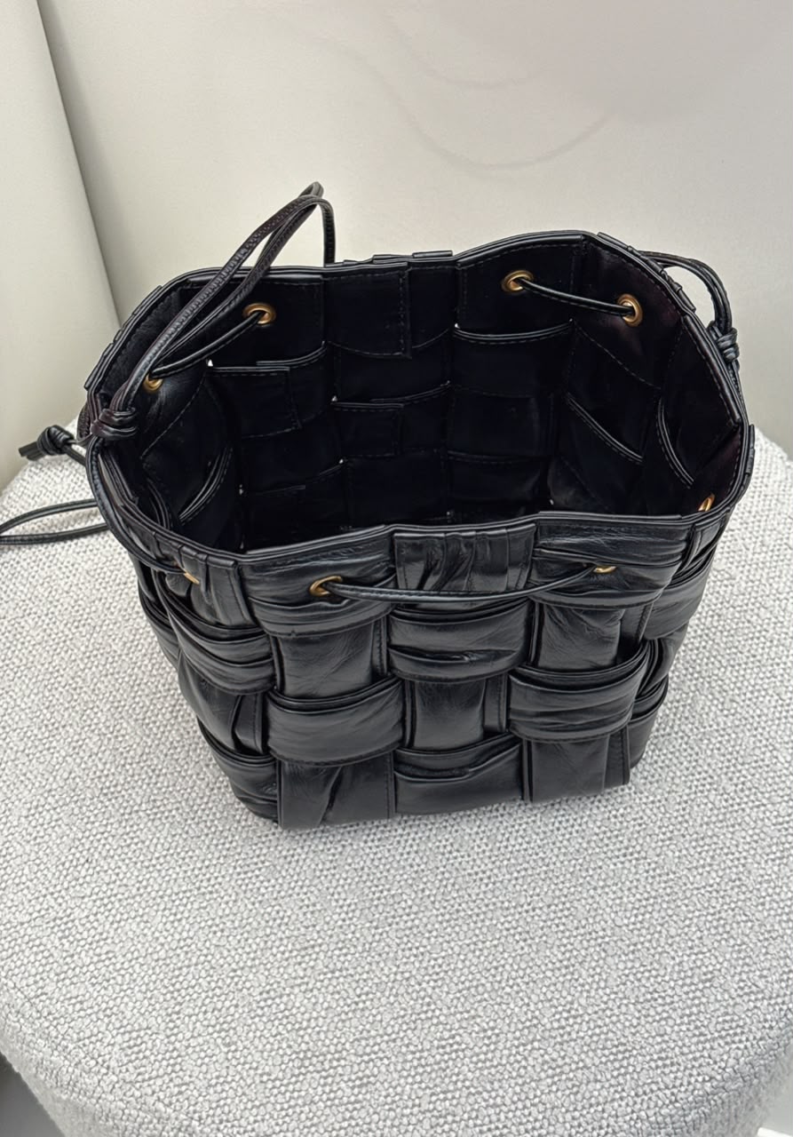 BLACK PLISSE INTRECCIATO LEATHER SMALL CASSETTE BUCKET BAG