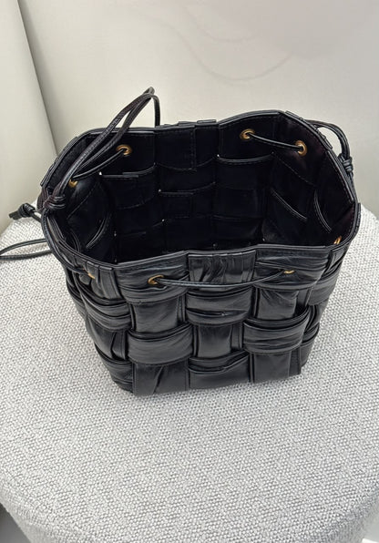 BLACK PLISSE INTRECCIATO LEATHER SMALL CASSETTE BUCKET BAG