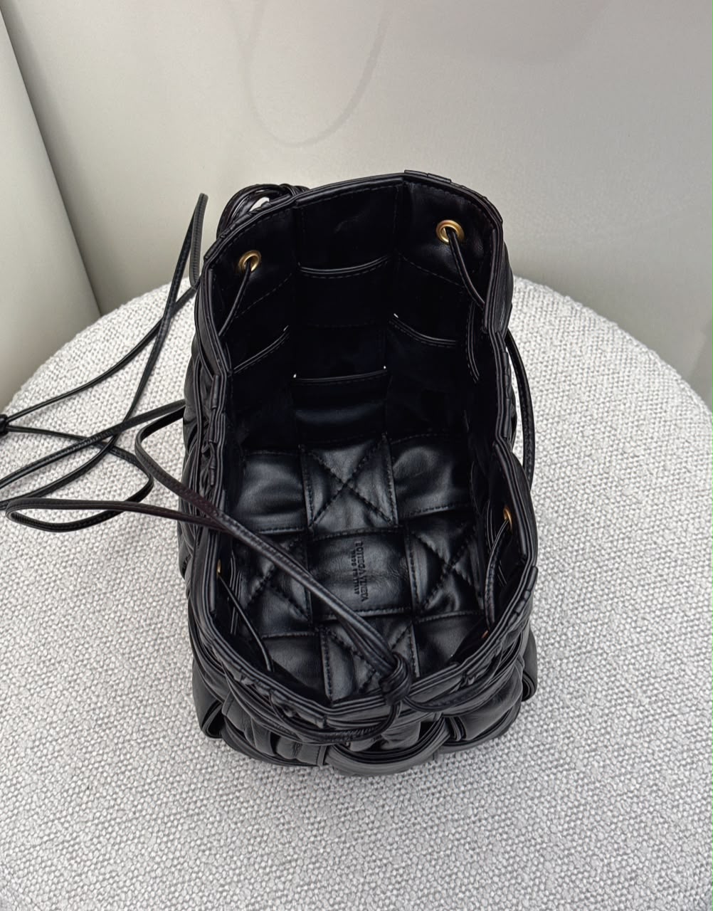 BLACK PLISSE INTRECCIATO LEATHER SMALL CASSETTE BUCKET BAG