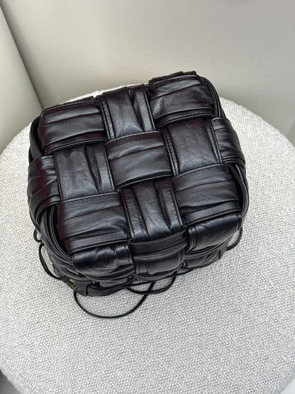BLACK PLISSE INTRECCIATO LEATHER SMALL CASSETTE BUCKET BAG