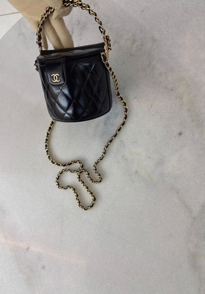 BLACK LEATHER ROUND TOP HANDLE VANITY BAG
