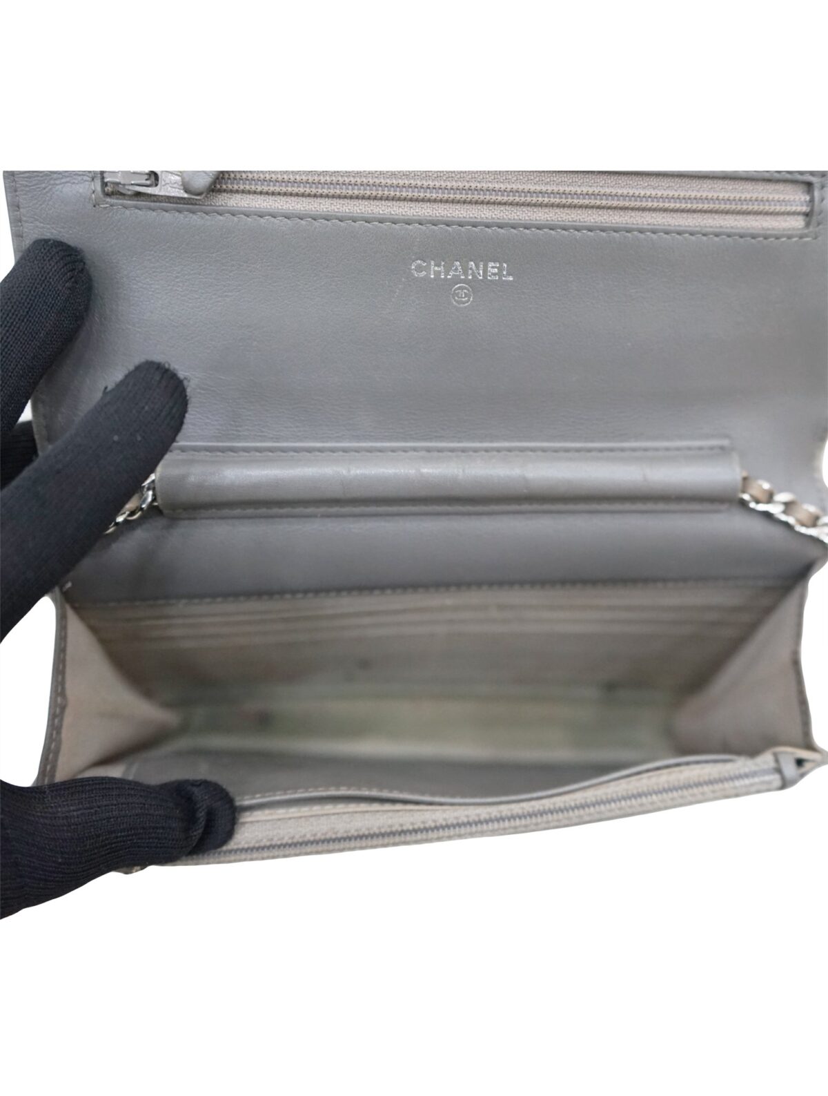 GRAINED LEATHER WALLET ON CHAIN