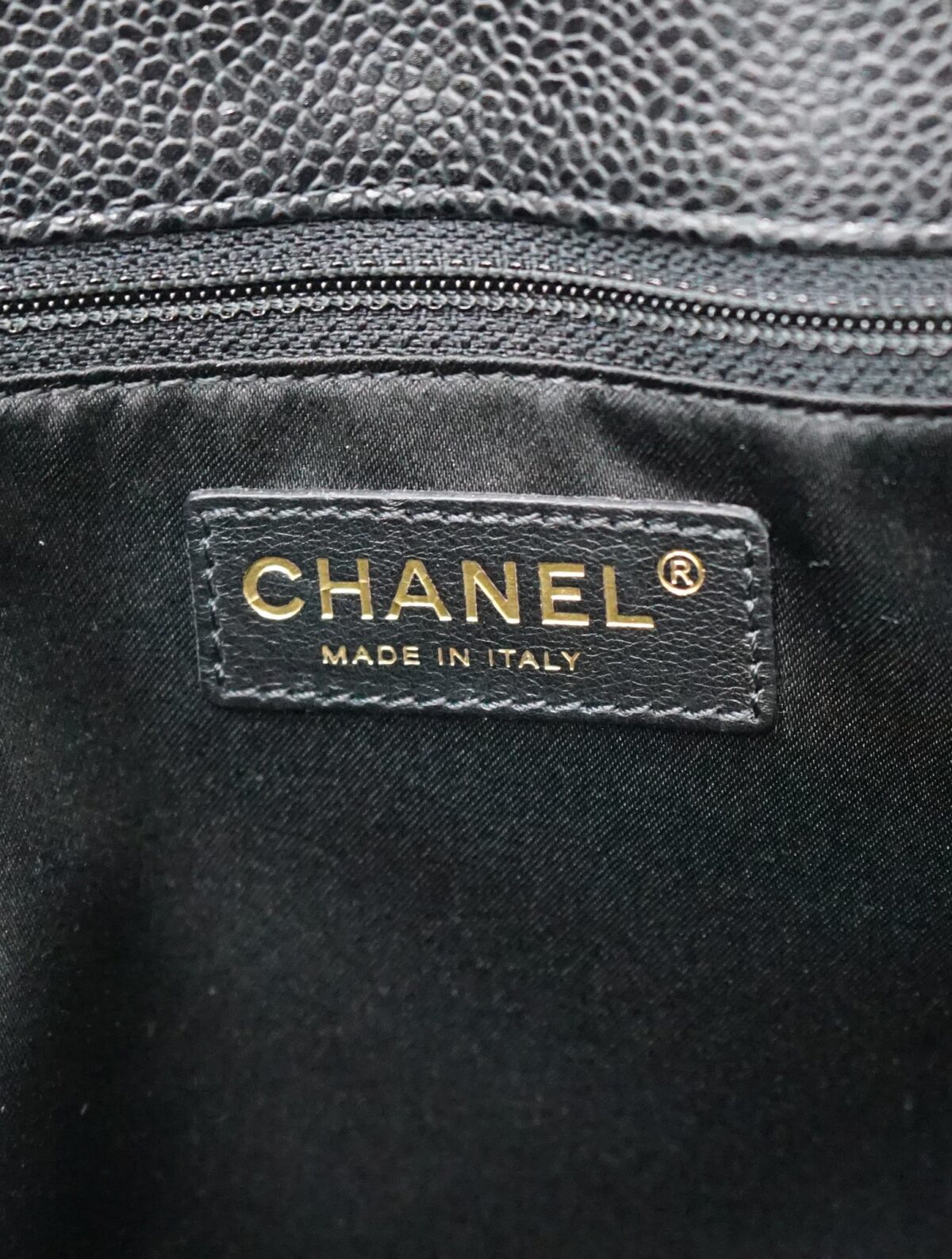 QUILTED CAVIAR GRAND SHOPPING TOTE