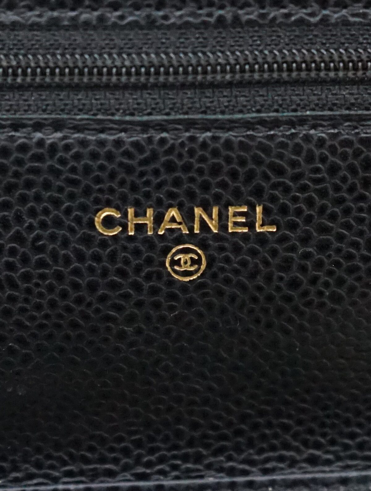 BLACK CAVIAR LEATHER WALLET ON CHAIN