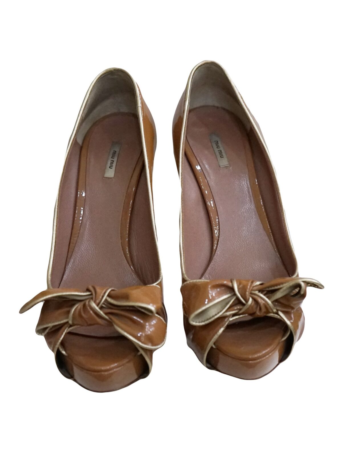BROWN PATENT LEATHER BOW DETAIL PUMPS