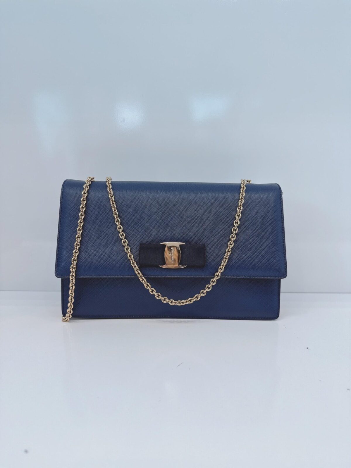BLUE LEATHER VARA BOW CHAIN SHOULDER BAG