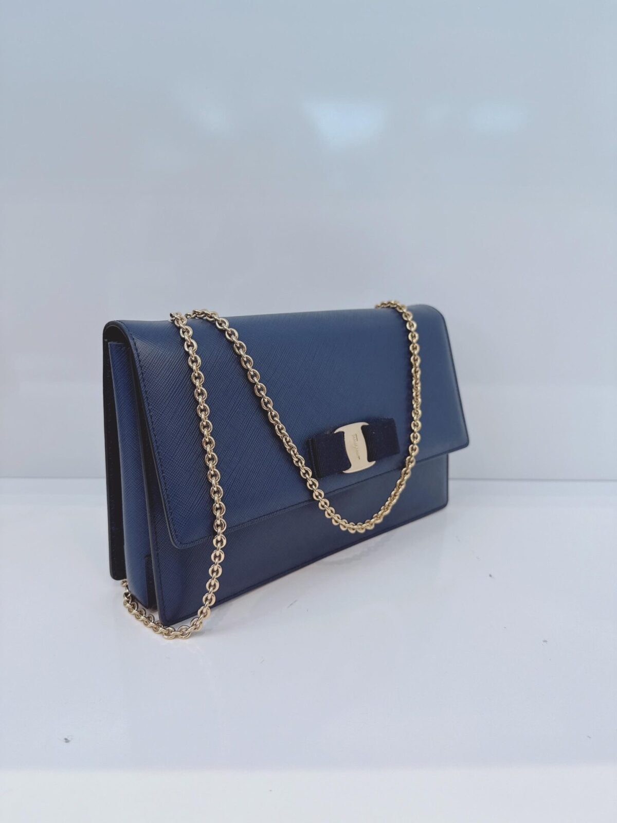 BLUE LEATHER VARA BOW CHAIN SHOULDER BAG