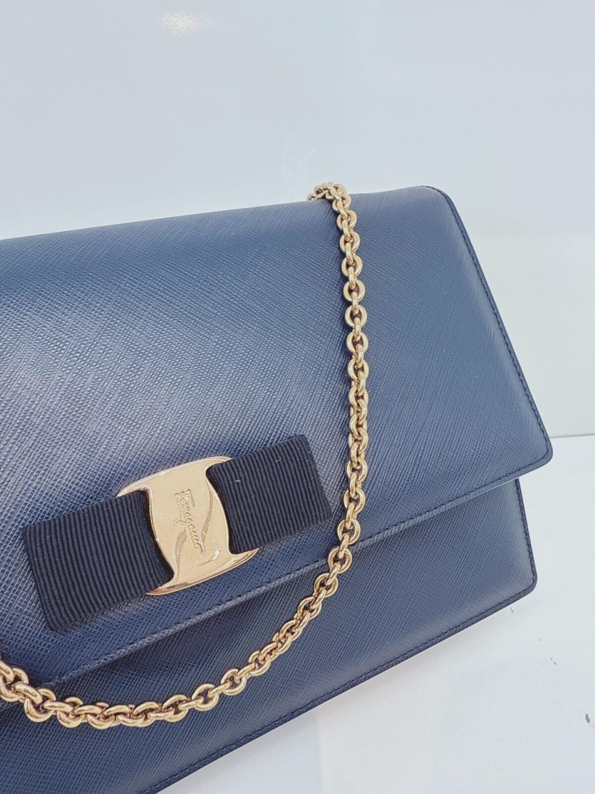 BLUE LEATHER VARA BOW CHAIN SHOULDER BAG
