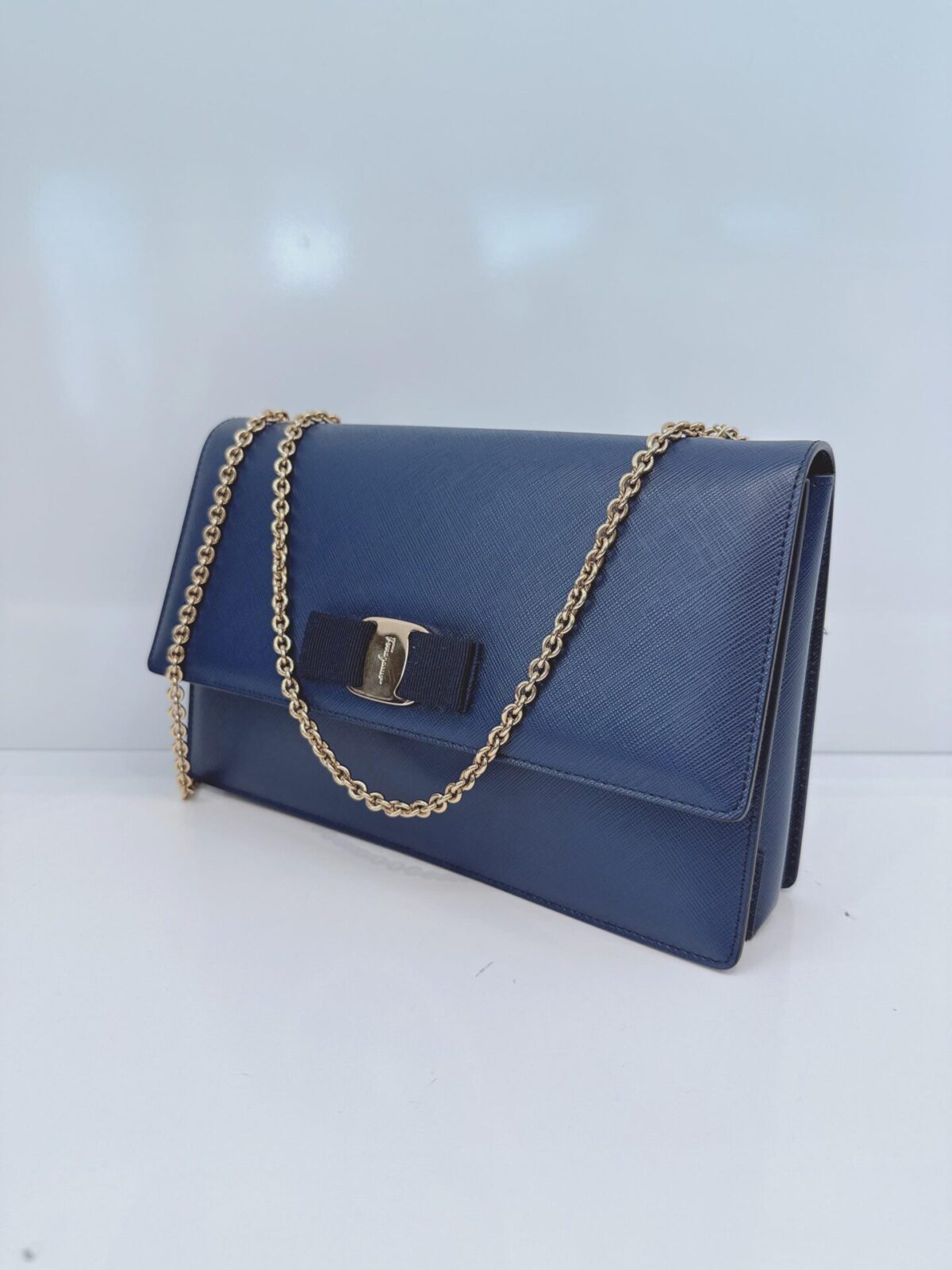 BLUE LEATHER VARA BOW CHAIN SHOULDER BAG