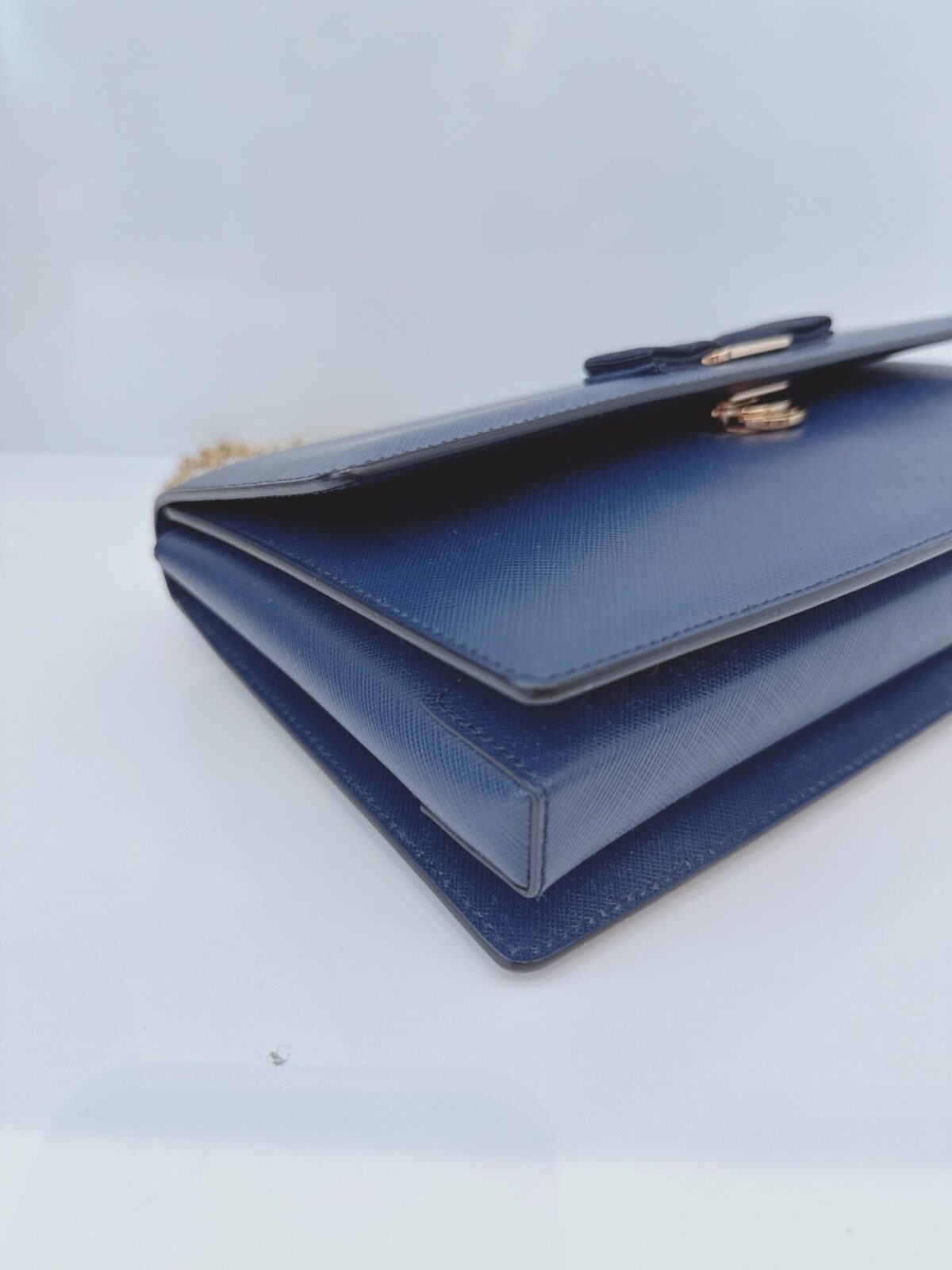 BLUE LEATHER VARA BOW CHAIN SHOULDER BAG