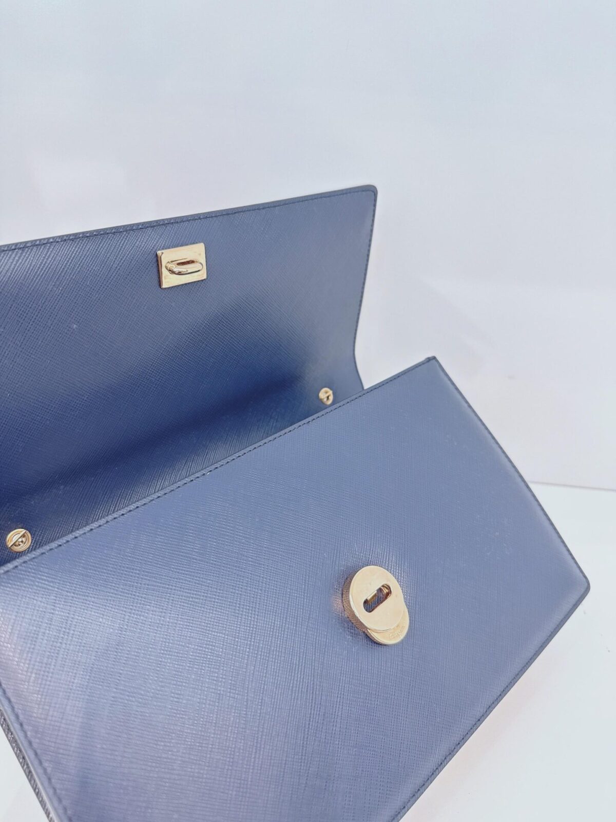 BLUE LEATHER VARA BOW CHAIN SHOULDER BAG