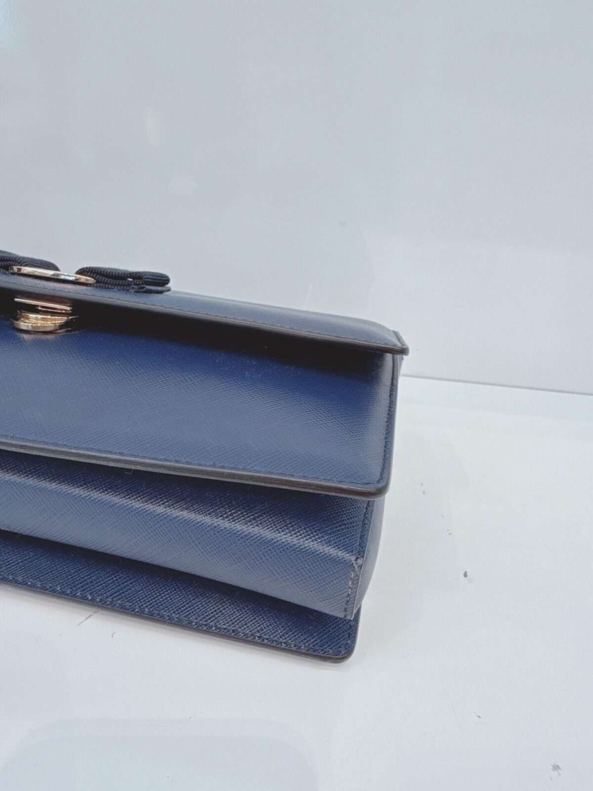 BLUE LEATHER VARA BOW CHAIN SHOULDER BAG