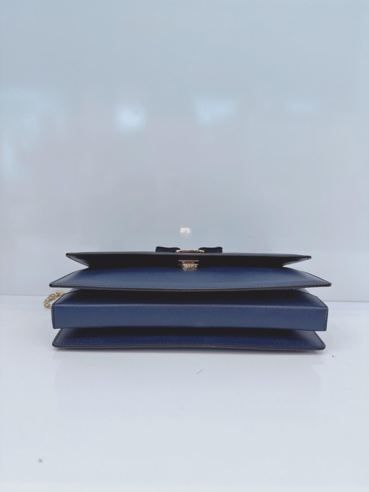 BLUE LEATHER VARA BOW CHAIN SHOULDER BAG
