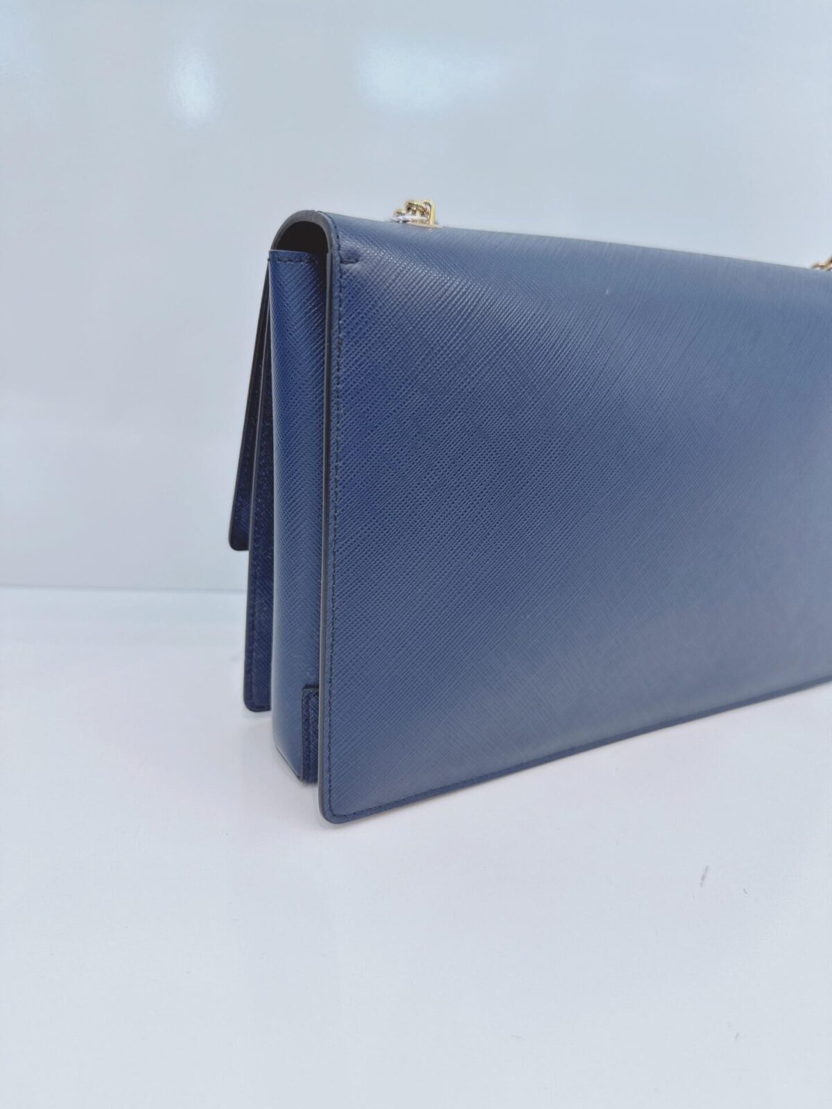 BLUE LEATHER VARA BOW CHAIN SHOULDER BAG