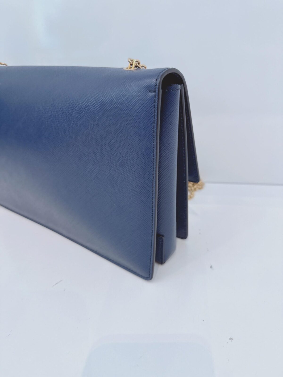 BLUE LEATHER VARA BOW CHAIN SHOULDER BAG